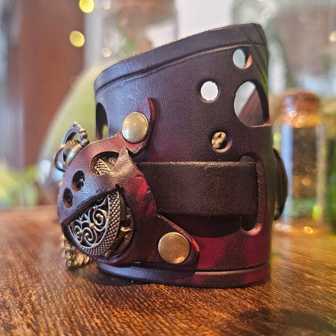 Bracelet - montre en cuir – Modèle à pile | Design post - apocalyptique & unique steampunk médiéval fait main | Atelier AnJo