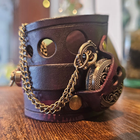Bracelet - montre en cuir – Modèle à pile | Design post - apocalyptique & unique steampunk médiéval fait main | Atelier AnJo