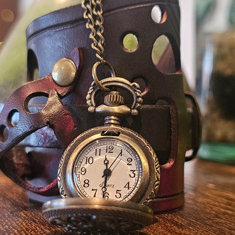 Bracelet - montre en cuir – Modèle à pile | Design post - apocalyptique & unique steampunk médiéval fait main | Atelier AnJo