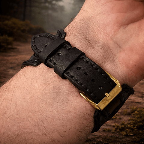 Bracelet montre en cuir noir – Style motard steampunk – Atelier AnJo steampunk médiéval fait main | Atelier AnJo