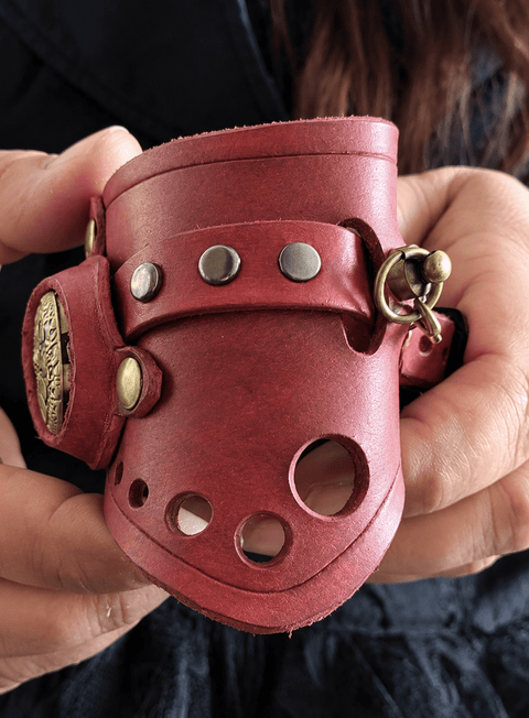 Bracelet-montre steampunk en cuir bordeaux – Cœur steampunk médiéval fait main | Atelier AnJo