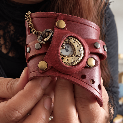 Bracelet-montre steampunk en cuir bordeaux – Cœur steampunk médiéval fait main | Atelier AnJo