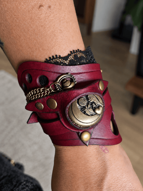 Bracelet-montre steampunk en cuir bordeaux – Lune et dentelle, 15 à 21 cm steampunk médiéval fait main | Atelier AnJo