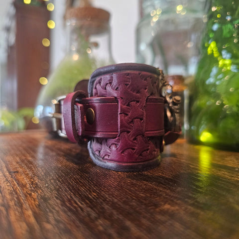 Bracelet - montre steampunk en cuir bordeaux repoussé à la main steampunk médiéval fait main | Atelier AnJo