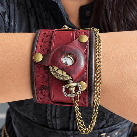 Bracelet-montre steampunk en cuir bordeaux repoussé à la main