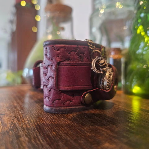 Bracelet - montre steampunk en cuir bordeaux repoussé à la main steampunk médiéval fait main | Atelier AnJo