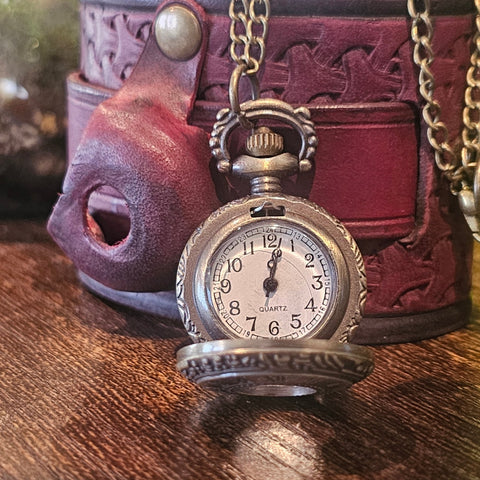 Bracelet - montre steampunk en cuir bordeaux repoussé à la main steampunk médiéval fait main | Atelier AnJo