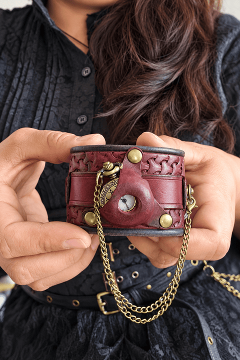 Bracelet-montre steampunk en cuir bordeaux repoussé à la main steampunk médiéval fait main | Atelier AnJo