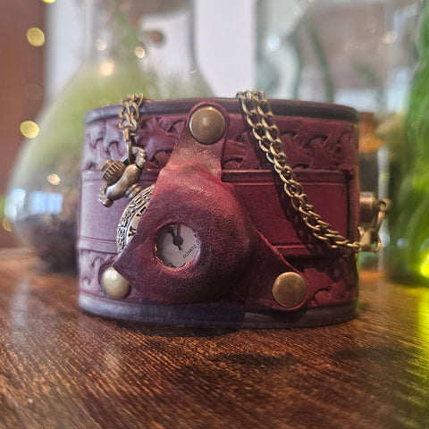 Bracelet - montre steampunk en cuir bordeaux repoussé à la main steampunk médiéval fait main | Atelier AnJo