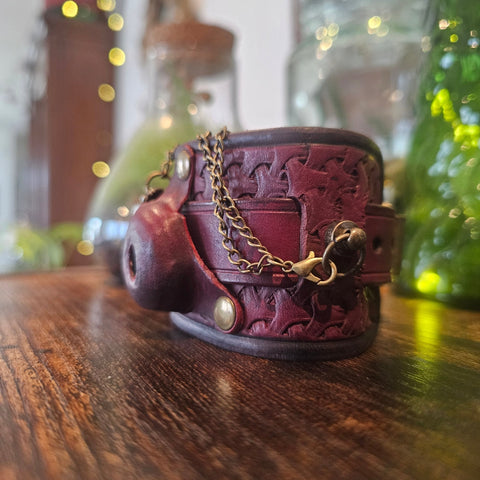 Bracelet - montre steampunk en cuir bordeaux repoussé à la main steampunk médiéval fait main | Atelier AnJo