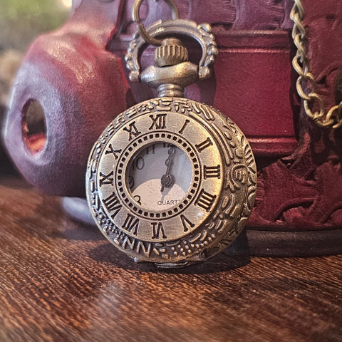 Bracelet - montre steampunk en cuir bordeaux repoussé à la main steampunk médiéval fait main | Atelier AnJo