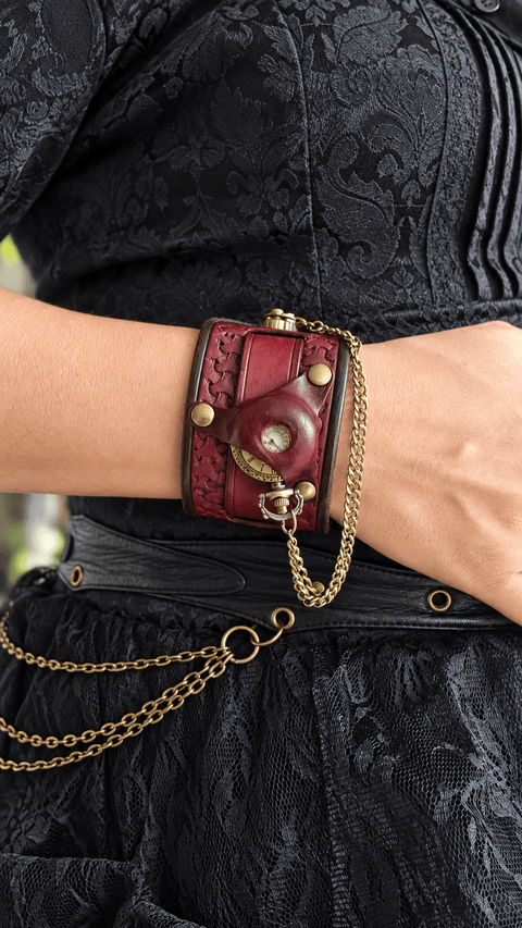 Bracelet-montre steampunk en cuir bordeaux repoussé à la main steampunk médiéval fait main | Atelier AnJo