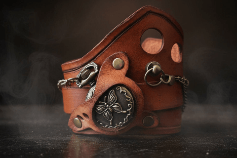 Bracelet - montre steampunk en cuir brun avec montre à gousset steampunk médiéval fait main | Atelier AnJo