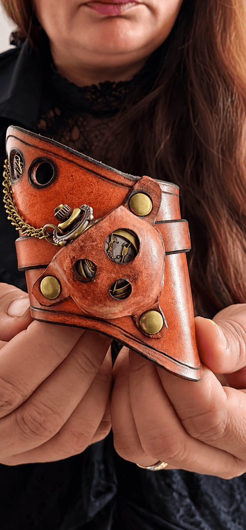 Bracelet-montre steampunk en cuir cognac ajouré steampunk médiéval fait main | Atelier AnJo