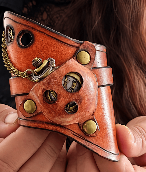 Bracelet-montre steampunk en cuir cognac ajouré