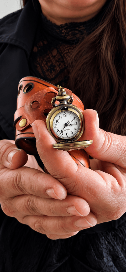 Bracelet-montre steampunk en cuir cognac ajouré steampunk médiéval fait main | Atelier AnJo