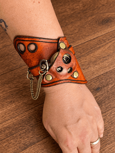 Bracelet-montre steampunk en cuir cognac ajouré steampunk médiéval fait main | Atelier AnJo