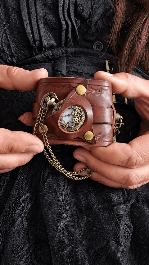Bracelet-montre steampunk en cuir marron – Montre à gousset à motifs d’engrenages steampunk médiéval fait main | Atelier AnJo