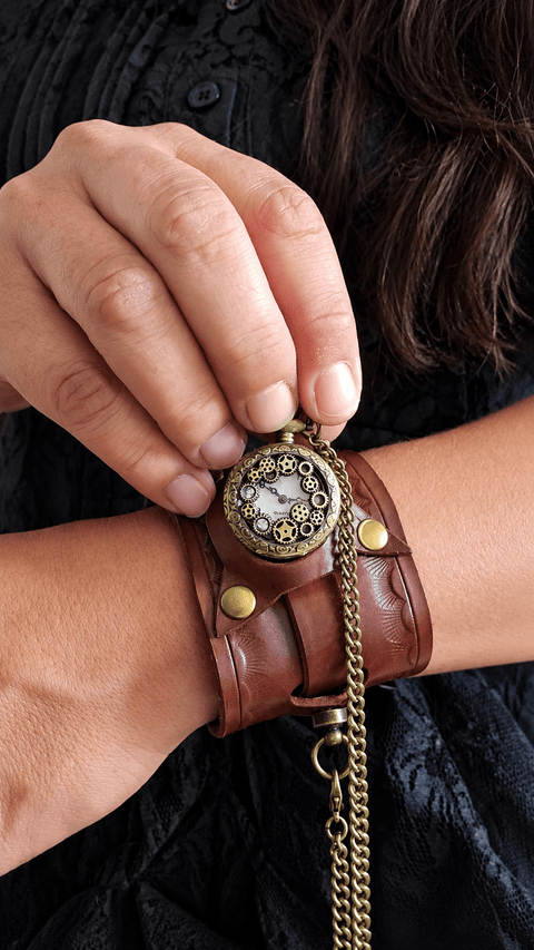 Bracelet-montre steampunk en cuir marron – Montre à gousset à motifs d’engrenages steampunk médiéval fait main | Atelier AnJo
