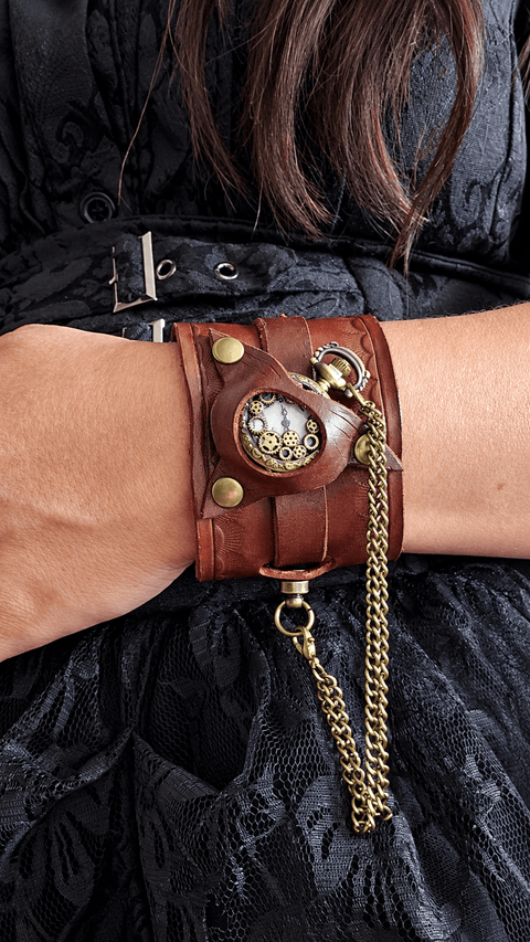 Bracelet-montre steampunk en cuir marron – Montre à gousset à motifs d’engrenages steampunk médiéval fait main | Atelier AnJo