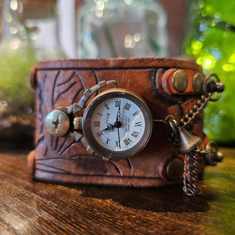 Bracelet - montre steampunk en cuir – montre à remonter steampunk médiéval fait main | Atelier AnJo