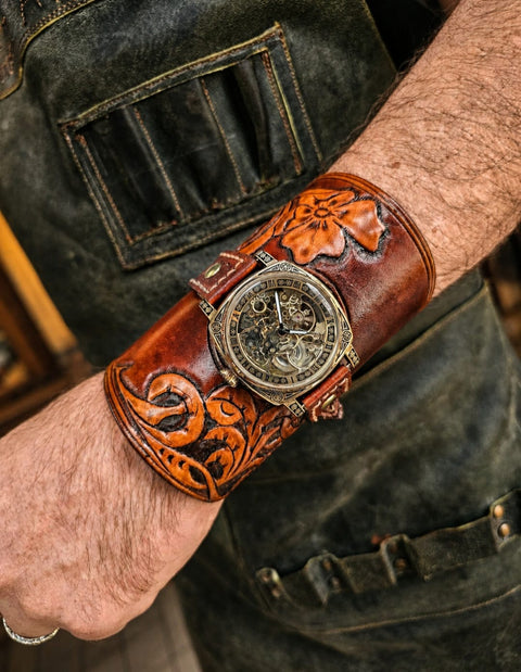 Bracelet montre steampunk en cuir repoussé à la main – Fleur artisanale steampunk médiéval fait main | Atelier AnJo