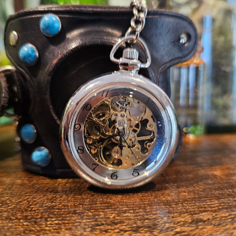 Bracelet - montre steampunk en cuir repoussé – modèle floral noir & cuir naturel steampunk médiéval fait main | Atelier AnJo