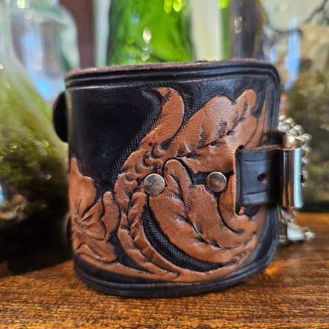 Bracelet - montre steampunk en cuir repoussé – modèle floral noir & cuir naturel steampunk médiéval fait main | Atelier AnJo