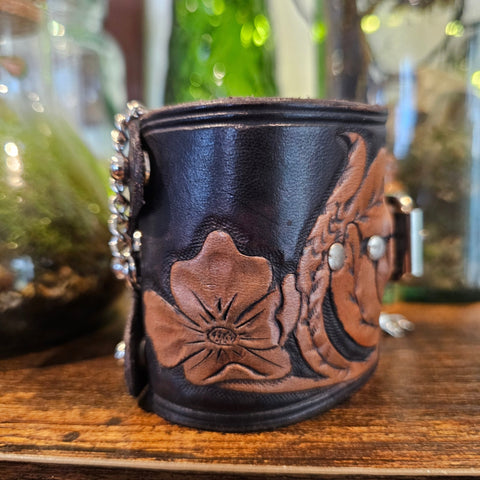 Bracelet - montre steampunk en cuir repoussé – modèle floral noir & cuir naturel steampunk médiéval fait main | Atelier AnJo