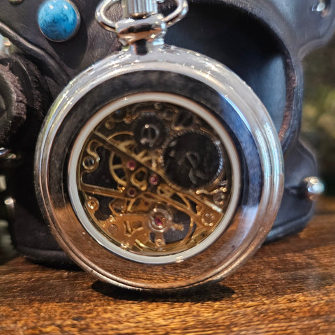 Bracelet - montre steampunk en cuir repoussé – modèle floral noir & cuir naturel steampunk médiéval fait main | Atelier AnJo