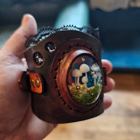 Bracelet montre steampunk en cuir – Résine, champignons et fiole d’alchimiste steampunk médiéval fait main | Atelier AnJo