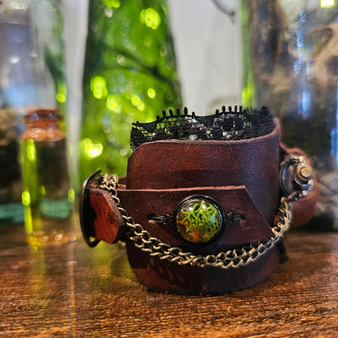 Bracelet montre steampunk en cuir – Résine, mousse et cristal de roche steampunk médiéval fait main | Atelier AnJo