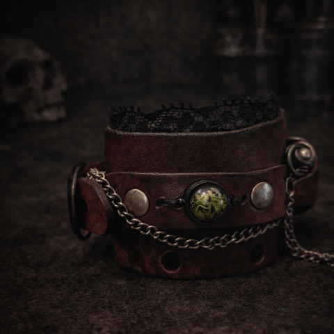 Bracelet montre steampunk en cuir – Résine, mousse et cristal de roche steampunk médiéval fait main | Atelier AnJo
