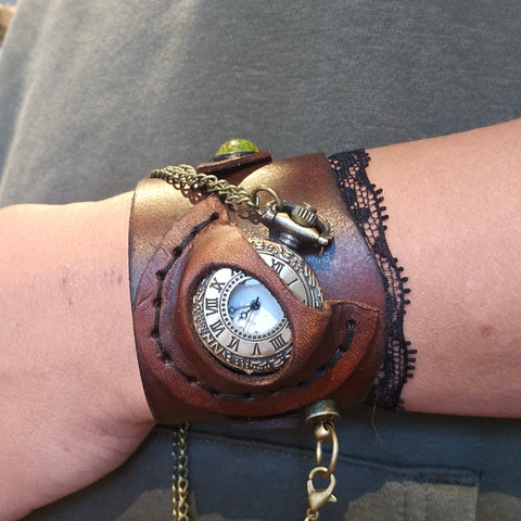 Bracelet montre steampunk en cuir – Résine, mousse et cristal de roche steampunk médiéval fait main | Atelier AnJo