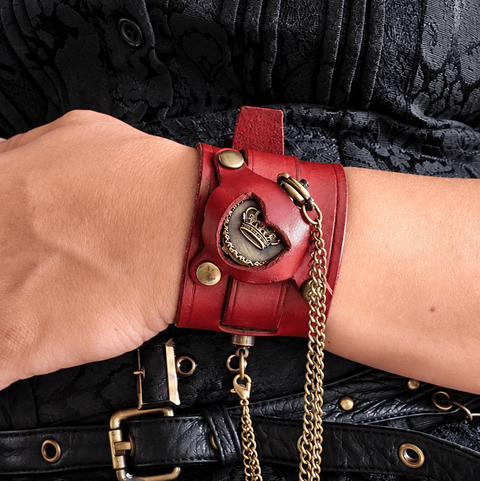 Bracelet-montre steampunk en cuir rouge foncé – Modèle « Couronne du Temps » steampunk médiéval fait main | Atelier AnJo