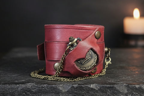 Bracelet - Montre Steampunk en Cuir Rouge Foncé – Modèle “Couronne du Temps steampunk médiéval fait main | Atelier AnJo