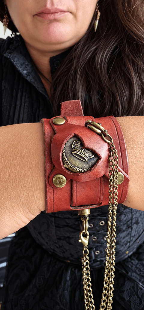 Bracelet-montre steampunk en cuir rouge foncé – Modèle « Couronne du Temps » steampunk médiéval fait main | Atelier AnJo