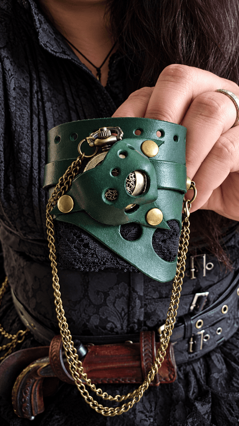 Bracelet-montre steampunk en cuir vert et dentelle noire steampunk médiéval fait main | Atelier AnJo