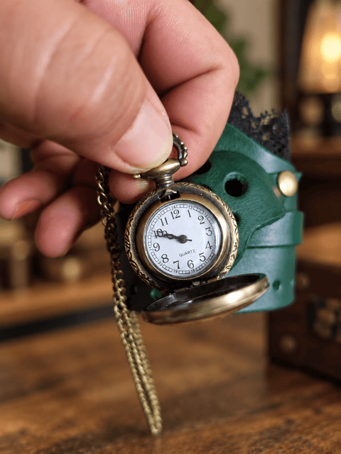 Bracelet-montre steampunk en cuir vert et dentelle noire steampunk médiéval fait main | Atelier AnJo