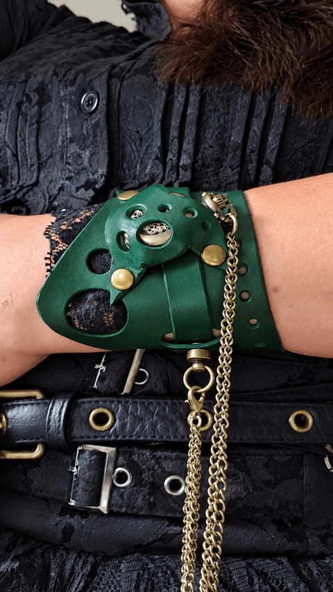 Bracelet-montre steampunk en cuir vert et dentelle noire steampunk médiéval fait main | Atelier AnJo