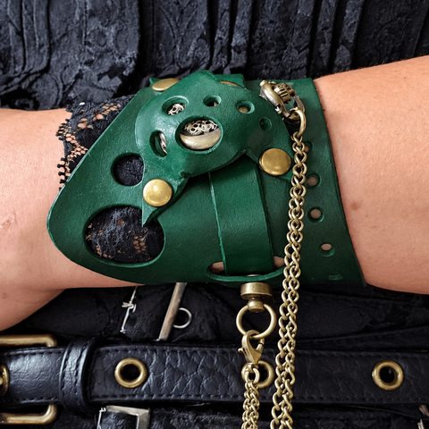 Bracelet-montre steampunk en cuir vert et dentelle noire