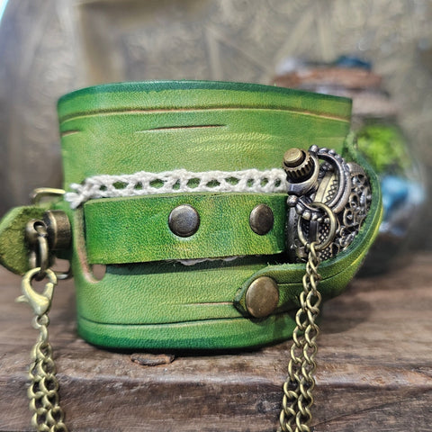 Bracelet - Montre Steampunk en Cuir Vert – Modèle “Lierre du Temps” steampunk médiéval fait main | Atelier AnJo