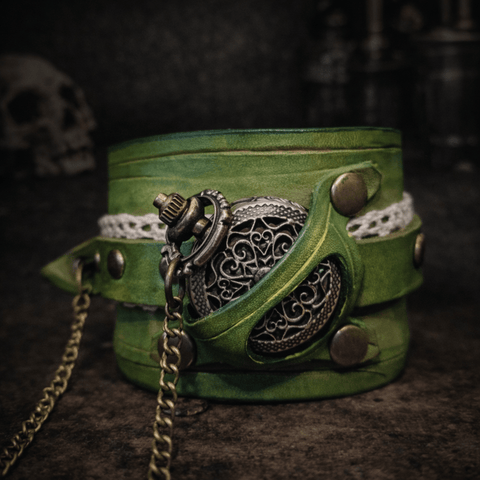 Bracelet - Montre Steampunk en Cuir Vert – Modèle “Lierre du Temps” steampunk médiéval fait main | Atelier AnJo