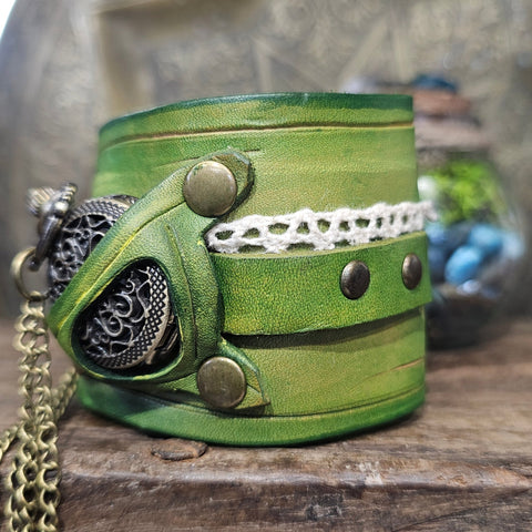 Bracelet - Montre Steampunk en Cuir Vert – Modèle “Lierre du Temps” steampunk médiéval fait main | Atelier AnJo