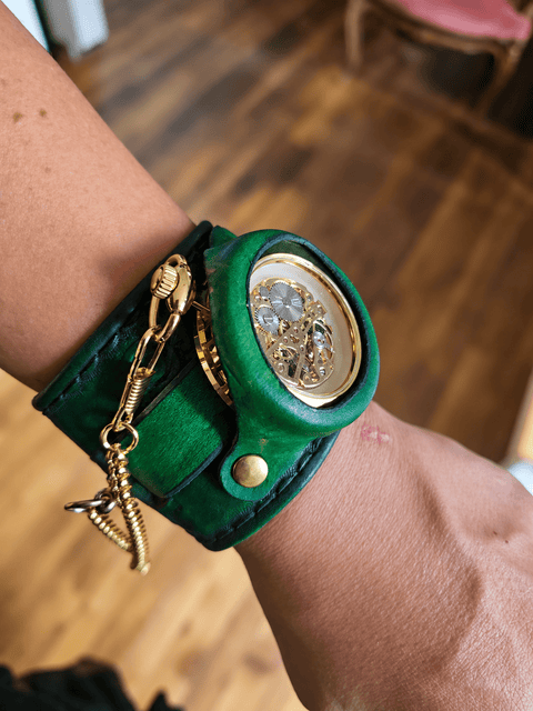 Bracelet-montre steampunk mécanique en cuir vert steampunk médiéval fait main | Atelier AnJo