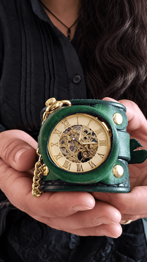Bracelet-montre steampunk mécanique en cuir vert steampunk médiéval fait main | Atelier AnJo