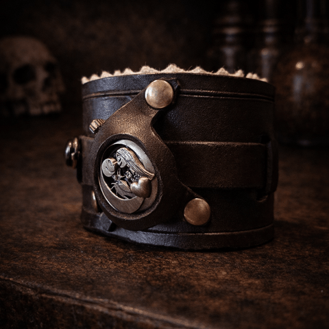 Bracelet - montre steampunk – Modèle “Lune” en cuir | Esprit astral & artisanale steampunk médiéval fait main | Atelier AnJo