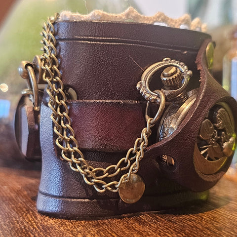 Bracelet - montre steampunk – Modèle “Lune” en cuir | Esprit astral & artisanale steampunk médiéval fait main | Atelier AnJo