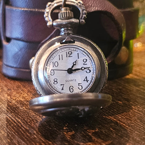 Bracelet - montre steampunk – Modèle “Lune” en cuir | Esprit astral & artisanale steampunk médiéval fait main | Atelier AnJo