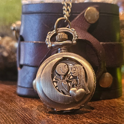 Bracelet - montre steampunk – Modèle “Lune” en cuir | Esprit astral & artisanale steampunk médiéval fait main | Atelier AnJo